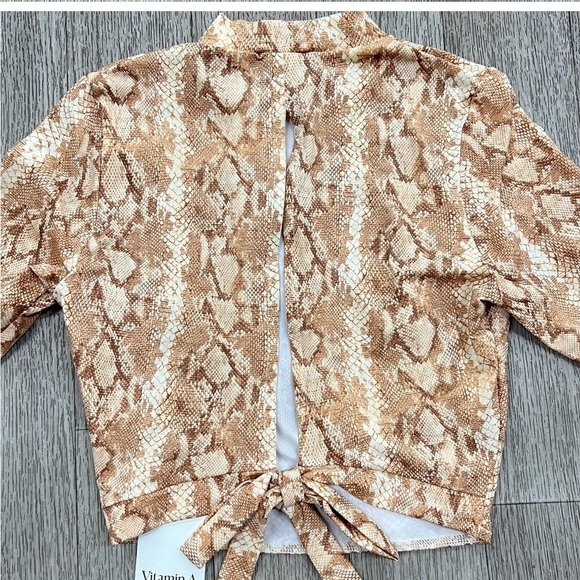 Vitamin A Remy Rashguard crop top - Picture 8 of 8